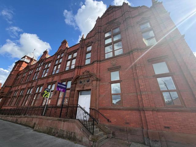 Railway Road, Leigh, WN7 2 bed apartment to rent £750 pcm £173 pw