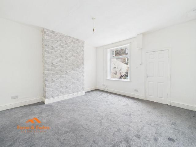 Railway Terrace, Nelson BB9 3 bed terraced house to rent £650 pcm £150 pw