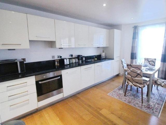 Railway Terrace, Slough, Berkshire, SL2 2 bed flat to rent £1,600 pcm £369 pw