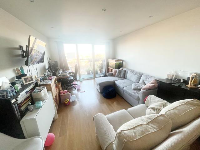 Railway Terrace, Slough, Berkshire SL2, 2 bed flat to rent, £1,500 pcm | PrimeLocation