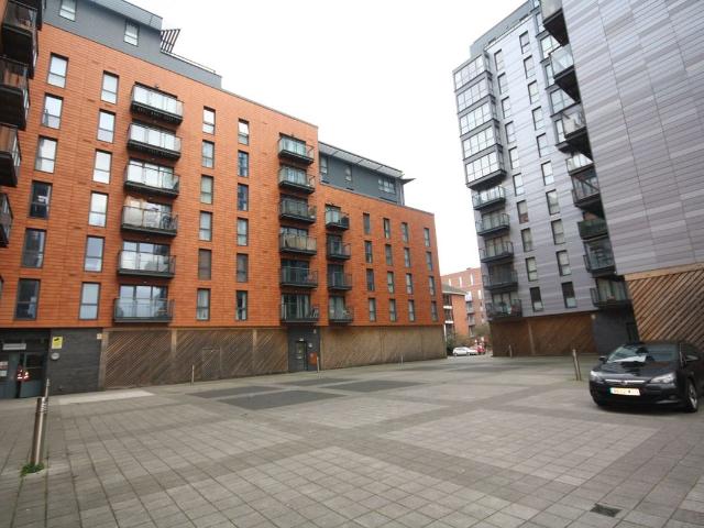 Railway Terrace, Slough SL2, 2 bed flat to rent, £1,700 pcm | PrimeLocation