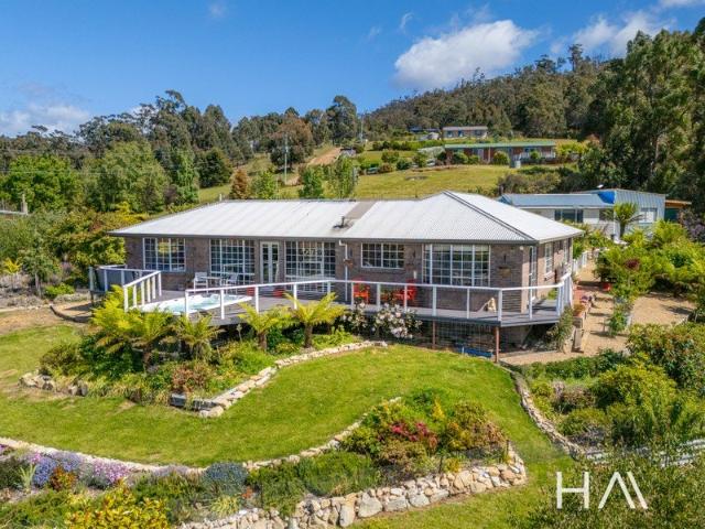 'Rainbows End' Four Bedroom Main Residence + Three Bedroom Cottage