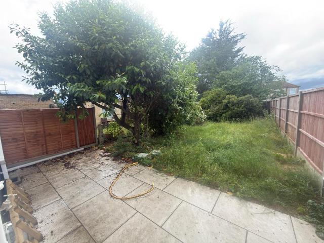 rainham RM13 4 bed terraced house to rent £2,650 pcm £612 pw