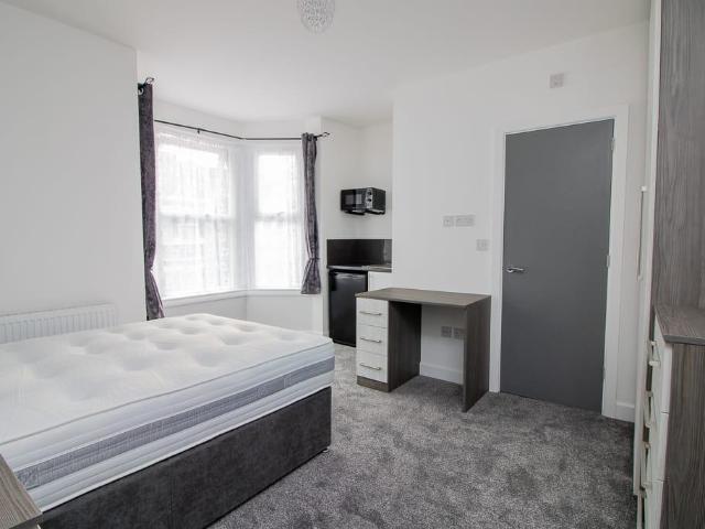 Rainham Road, Gillingham ME7 1 bed in a house share to rent £700 pcm £162 pw