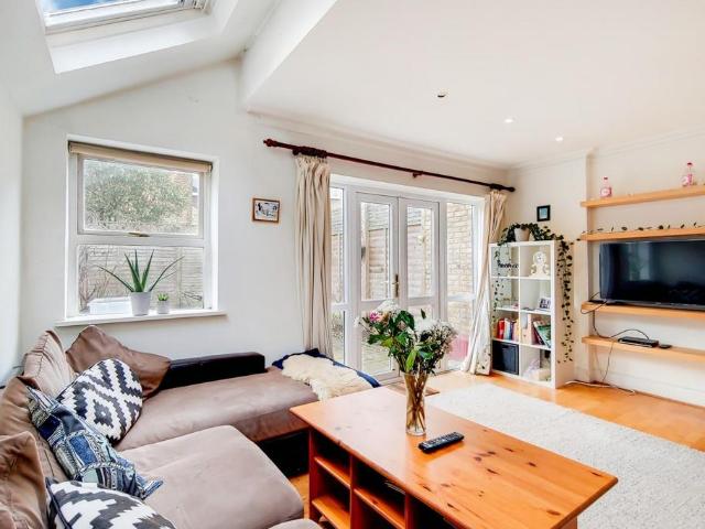 Rainville Road, Hammersmith, London, W6 2 bed apartment to rent £2,650 pcm £612 pw