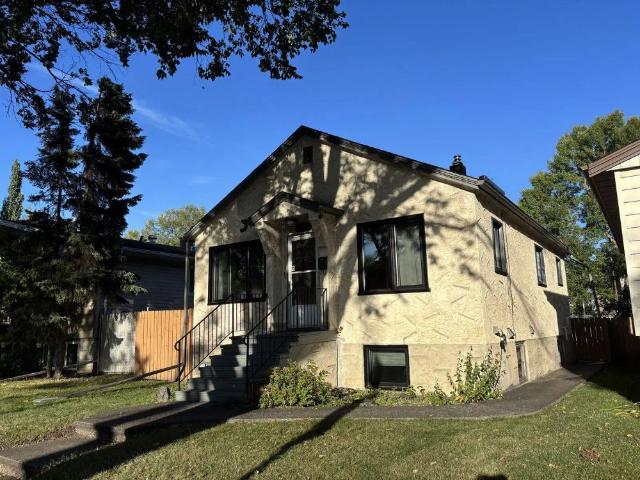 Raised bungalow with in law suite — 3 Bedrooms+ Den House