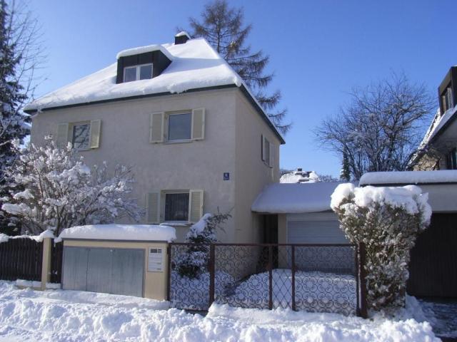 Raised first floor 2 room apartment 250m from U6 Holzapfelkreuth, Munchen Amsterdam Apartments for Rent
