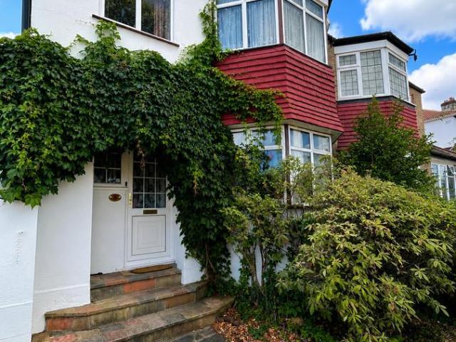 Raleigh Avenue, Wallington, SM6 3 bed semi detached house to rent £2,300 pcm £531 pw