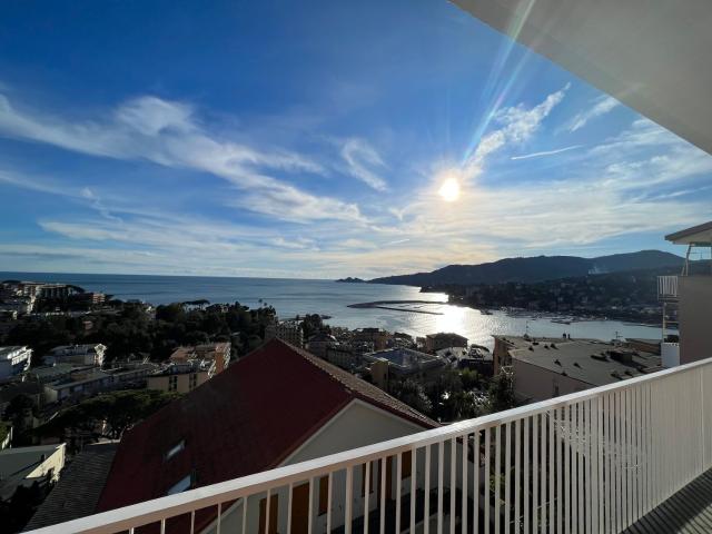 Rapallo: Via Bozzo Costa HD & Remington Realty propone icon contratto annuale transitorio appartamento con vista mare, soleggiato e in posizione unica box.L'appartamento è piacevolmente arredato, dispone di un ampio salone con vetrate affacciate sul mar