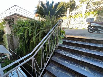 Rapallo: Via Bozzo Costa HD & Remington Realty propone icon contratto annuale transitorio appartamento con vista mare, soleggiato e in posizione unica box.L'appartamento è piacevolmente arredato, dispone di un ampio salone con vetrate affacciate sul mar