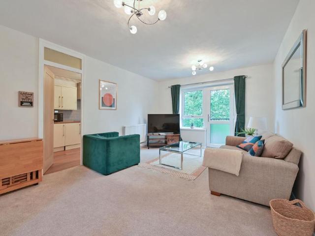 Raphael Drive, Watford, WD24 2 bed flat to rent £1,800 pcm £415 pw