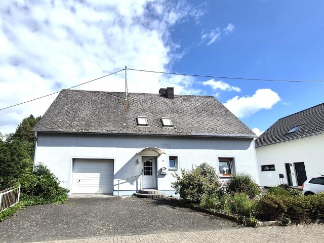Rapperath: 1 2 Familienhaus mit Garage, Stellplätzen und Garten in sonniger Ortsrandlage