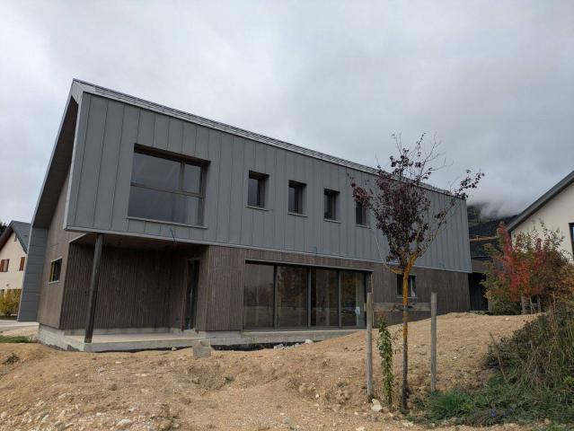RARE – Maison d’architecte neuve au cœur du village, à 2 minutes à pied de l’école, avec vue imprenable sur les montagnes
