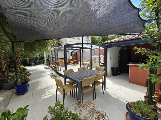 Rare Maison de ville T6 avec dépendances, jardin et piscine. 189m² Sète