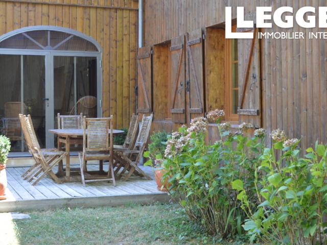 RARE. Maison de caractère avec piste ULM homologuée, piscine et plus de 4ha de terrain