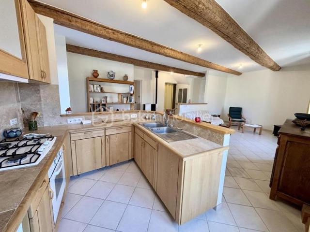 RARE – Maison en pierre avec terrasse, garage et atelier. Enorme potentiel d’aménagement