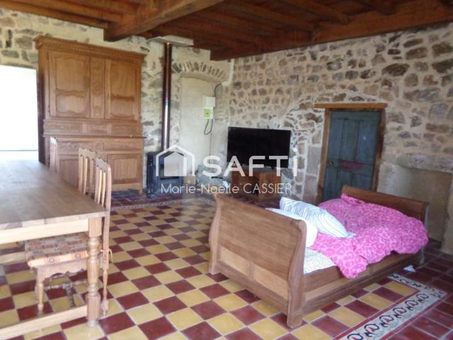 Rare, maison en pierres dans petit hameau avec vue exceptionnelle