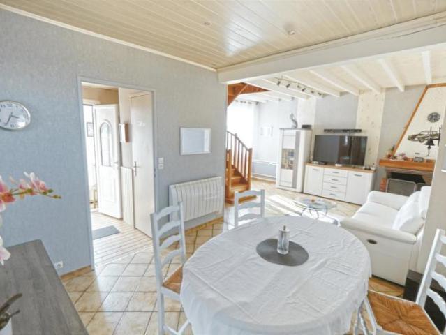Maison individuelle 4 chambres avec jardin, grand garage et cave – secteur calme recherché