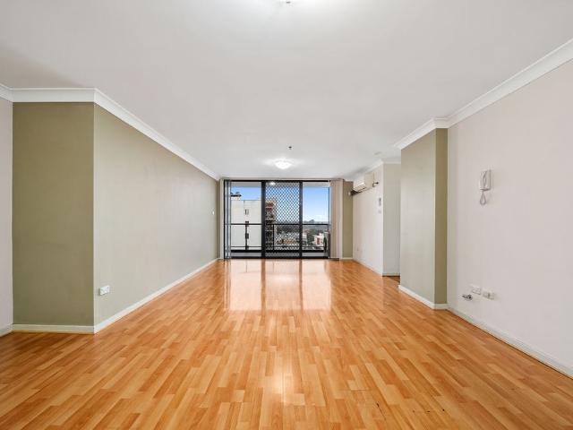 Rare & Modern Three Bedroom Unit In The Heart Of Fairfield!