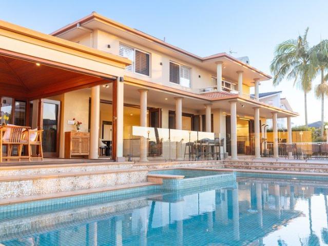 RARE NORTH TO WATER RESIDENCE WITH 32.1M WATERFRONTAGE & PRIVATE PONTOON