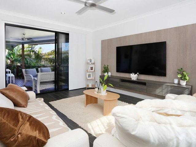 Rare Offering of Luxury Townhouse in heart of Paradise Point