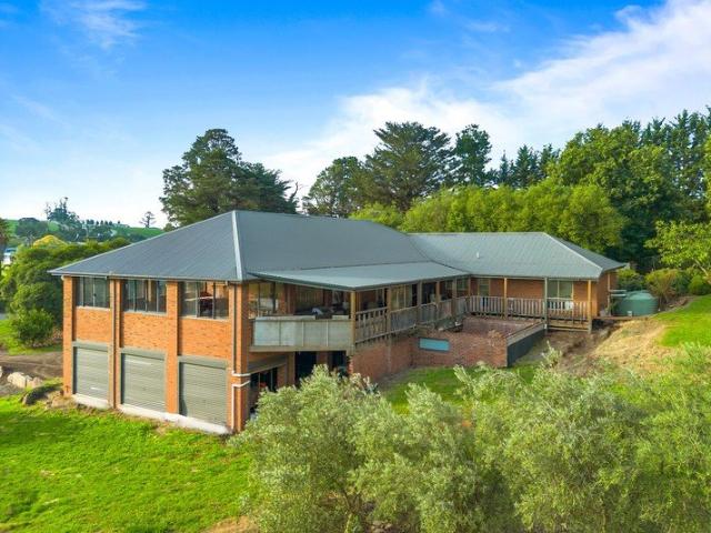 Rare offering 4 Bedroom Haven on over 10 hectares in Silvan