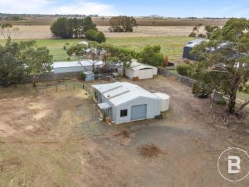 RARE ONE ACRE approx. LIFESTYLE OPPORTUNITY WITH EXTENSIVE SHEDDING & SPACE