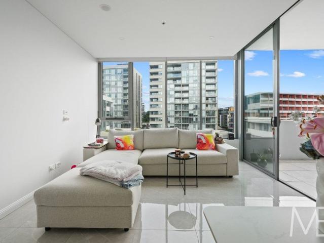 Bright Apartment with Study