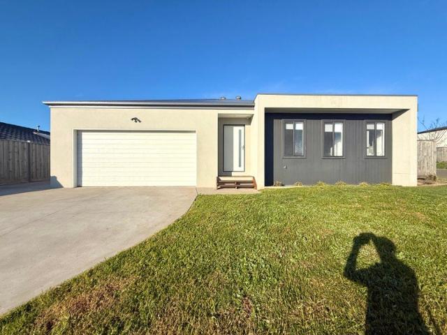 Rare Opportunity: Modern 4 Bedroom Home with 3 Bathrooms and 2 Kitchens