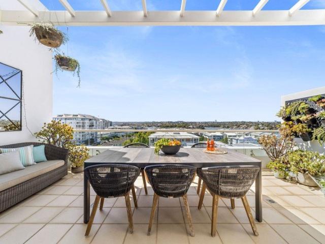 Rare Opportunity: North Facing Penthouse with Extensive City & Water Views