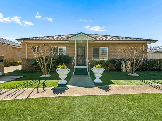 Rare Opportunity Attractive & Spacious Design 3 Bedrooms Front Position 2 Bathroom Lock Up Garage