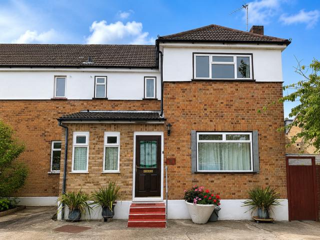 Rare Opportunity, Access to Private Woods and Breath Taking Views of London Skyline