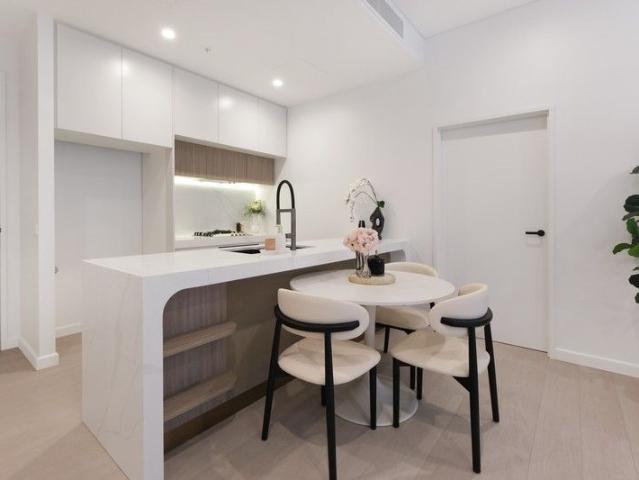 Rare opportunity! China Town just downstairs and convenient life is the doorstep