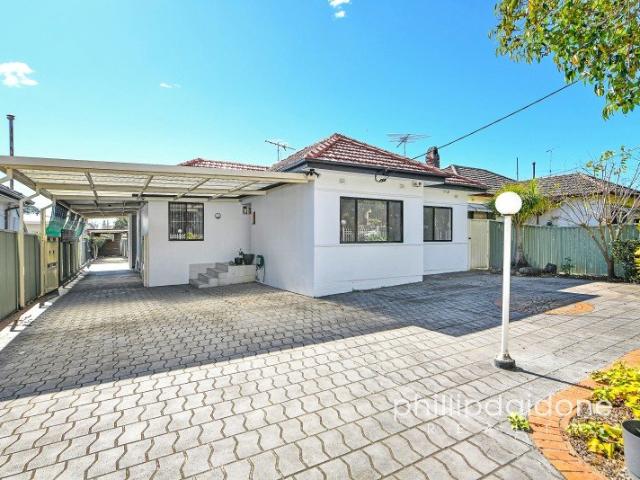 RARE OPPORTUNITY! HOUSE + GRANNY