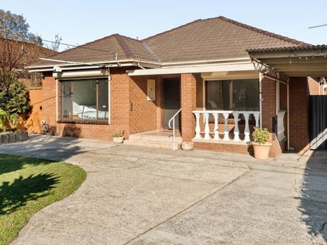Rare Opportunity in a Prized Thornbury Pocket