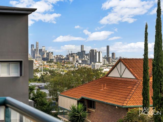 Rare Opportunity in Ascot – Town House with City View