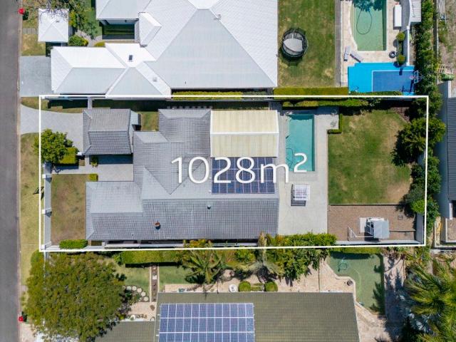 RARE OPPORTUNITY. PRIVATE QUARTER ACRE 1,028m2 RETREAT IN HIGHLY SOUGHT, PRESTIGIOUS HERMITAGE CLOSE !