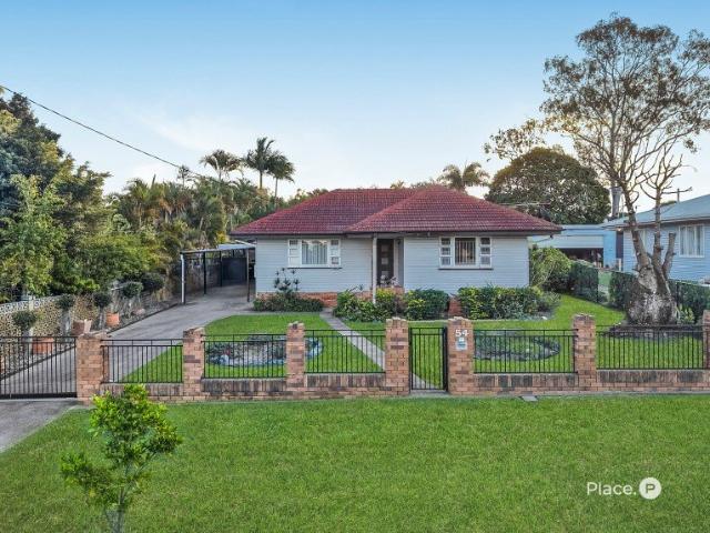 Rare Opportunity with Exceptional Space and Versatility on 1,014m² land
