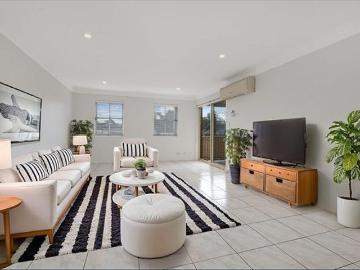 RARE OPPORTUNITY – 3 BEDROOM UNIT IN PRIME POSITION
