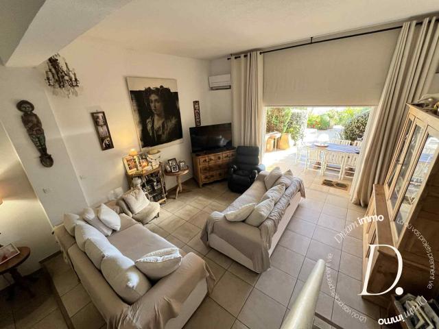 Rare aux Pesquiers: rez de jardin atypique face à la mer 79m² Hyères