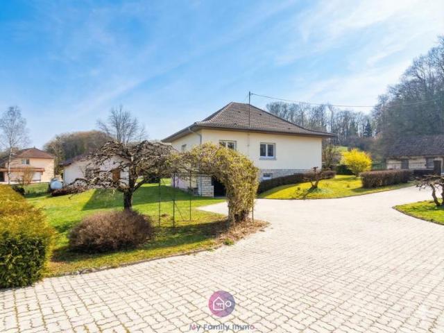 Rare à Issans 25550: Demeure d'exception et grand garage
