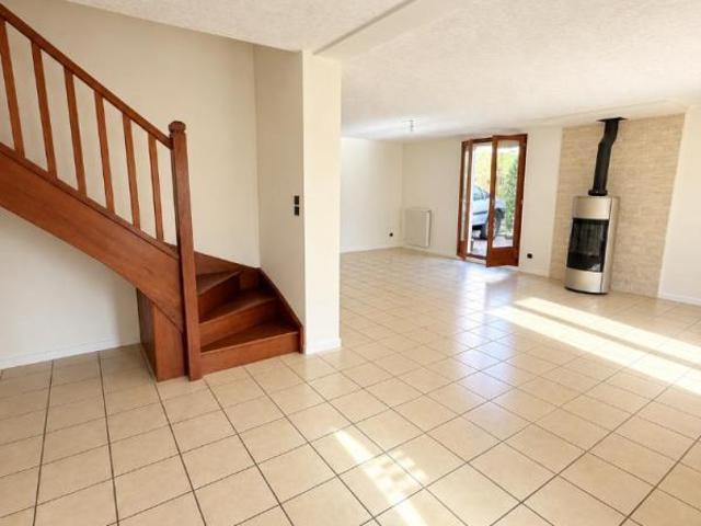 RARE À LA LOCATION: maison avec 925 m² de terrain clos et 3 garages, à deux pas du centre ville