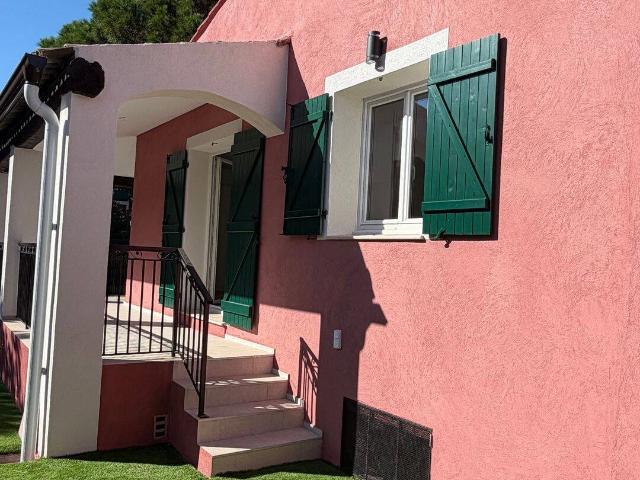 Rare à la location, maison de 117 m2, entièrement rénovée, climatisation, calme, proche de toutes les commodités et du centre de Fréjus, DPE A