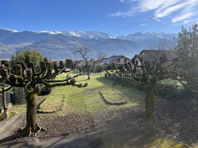 Rare à La Terrasse – Maison de village sur un magnifique terrain plat de 978 m² – Vue Massifs