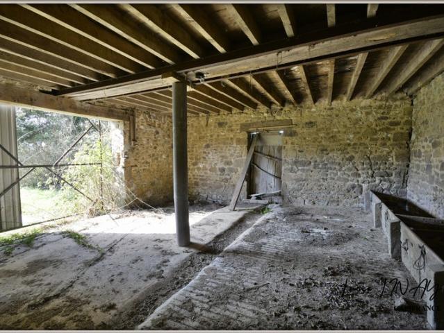 Rare à la vente – Authentique loge en pierre à réhabiliter