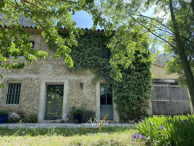 Rare à la vente. Au cœur des vignes, un mas en pierre d’env. 230m² Cotignac