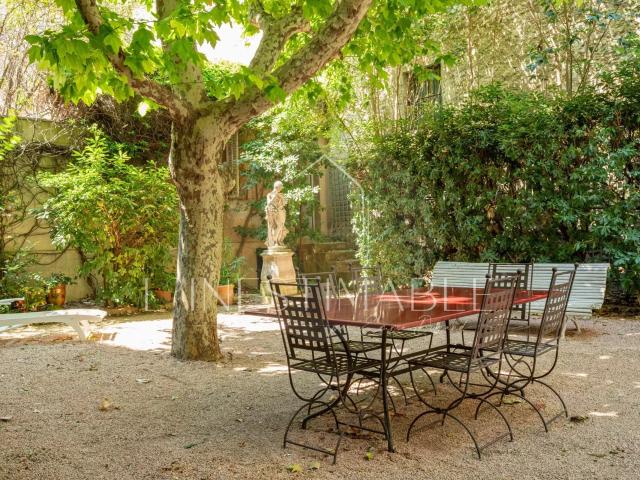 Rare à la vente, duplex de 350m2 avec jardin et garage