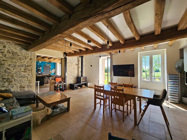 RARE À LA VENTE LONGERE EN CAMPAGNE A VENDRE 35 MIN ANGERS