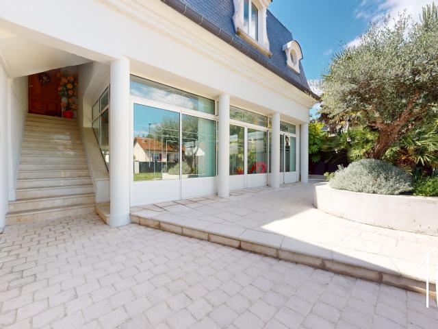 RARE A THIAIS MAISON D'ARCHITECTE 526M2 AVEC PISCINE INTERIEURE, JARDIN PAYSAGER ET VOLUMES GENEREUX
