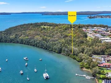 Rare Absolute Waterfront Offering 1094sqm Blank Canvas
